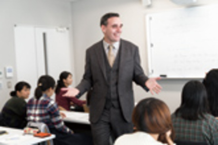 津田塾大学 バランスのとれた4技能(聞く・話す・読む・書く)を基礎として、交渉や課題解決に必要な英語力を培っていきます。