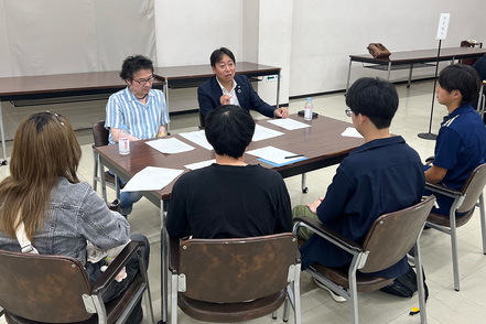 大阪学院大学 「社長直伝プログラム」では、卒業生の経営者や専門家などから、ビジネススキルを直接学びます。