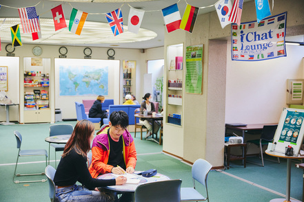 大阪学院大学 学内にある「I-Chat Lounge」では、いつでも楽しく異文化に触れることができます。