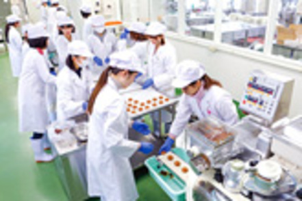 中部大学 食品プラントに設置した製造・加工機などを利用して、アイスやソーセージなどの製造実習や、官能試験を行います