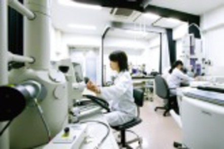 中部大学 専門性の高いさまざまな実験装置があり、学生実験や研究で触れることができます。企業との共同研究も