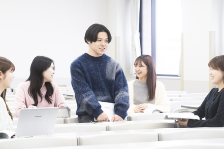 中村学園大学 2年次後学期からゼミナールを選択。少人数のゼミナールで実践力を身につけます。