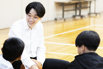 中村学園大学 小学校で教育活動の補助をする「学生サポーター」活動。教育現場で教員としての能力や基礎スキルを習得します。