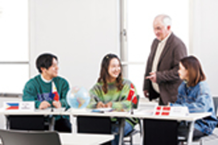 阪南大学 英語で議論を重ね課題解決をめざす模擬国連大会を企画・運営し、英語力やコミュニケーション力を修得。