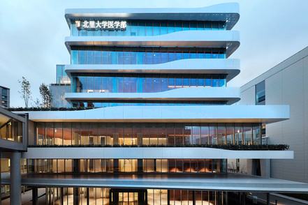 北里大学 最新の機器・設備が備わった医学部新校舎が2024年秋に竣工し、ますます快適な学修空間が実現