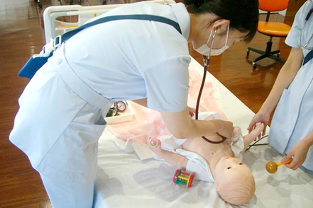 北里大学 年次に合わせて次第にレベルアップしていく臨地実習で実践力を身につけます