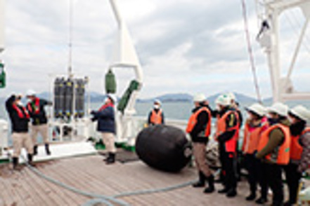 北里大学 洋上実習:3-4泊の行程で、国立大学が保有する練習船に乗船し、講義で学んだことを実際に洋上で体験します
