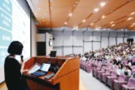 北里大学 「プレゼンテーション実習」では、自分たちでテーマを決めて発表。情報収集・分析力、説明力などを高めます