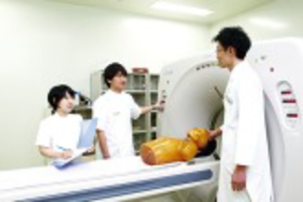 北里大学 最新の検査・治療機器を使って行われる実習によって実践的な技術を学びます