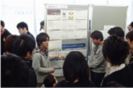 甲南大学 3年次の実験で取り組んだ実験テーマに関して、1年間で得られた研究成果をポスター発表し、議論します。