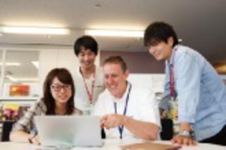 甲南大学 英語の授業では「話す」「聞く」「読む」「書く」の4技能を駆使して実践を繰り返し、国際社会に通用する英語力を身につける。