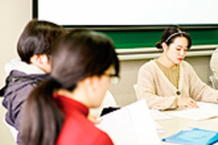 西南学院大学 質問・意見発表を通して、教員と学生や学生同士の対話が盛んです