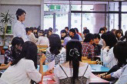 西南学院大学 ミニ実験などを通して、高校生に心理学を身近に感じてもらうイベントも開催しています