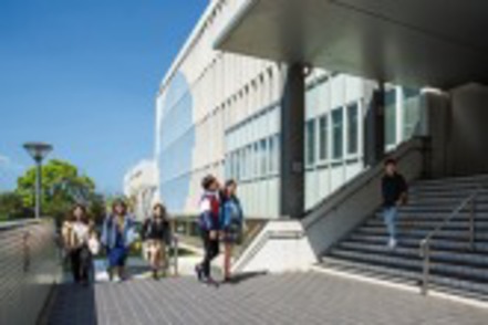 福岡大学 100名収容の大講義室や図書館理学部分室も備えた18号館