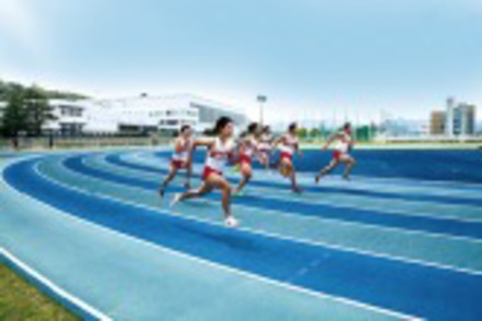 福岡大学 陸上競技場は写真判定室や夜間照明、1036席の屋根つき観客席などを備え、国内の大学ではトップクラスです