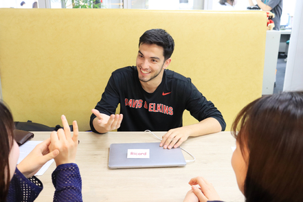 文京学院大学 「Chat Lounge」では、授業外でも世界各国・地域からの留学生と英語・韓国語・中国語など自由に話せる!