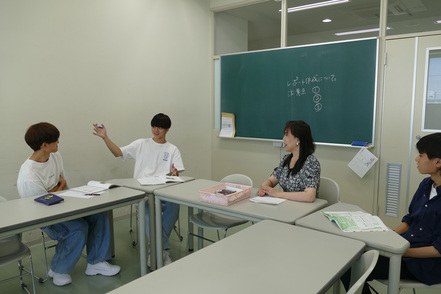 埼玉学園大学 教員が一人ひとりの学生の顔を把握し、それぞれに合った教育指導を丁寧に行っています