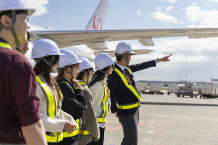 埼玉学園大学 「空港グランドハンドリング協会」に大学として初めて加盟しました。(羽田空港の制限エリア内の見学写真)