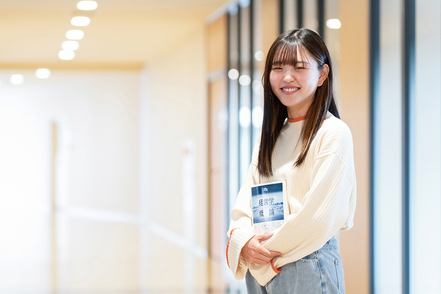 日本経済大学 高い専門知識と共に、その基礎となる教育科目に力を入れ、幅広く深い教養と、総合的な判断力を培うことを目的としています。