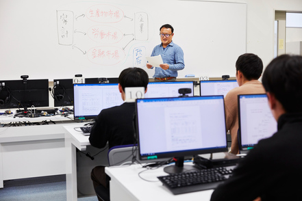 広島修道大学 身近な題材を用いて「学ぶこと」「働くこと」の経済的意味を考え、働くことにまつわる経済の仕組みを分析します