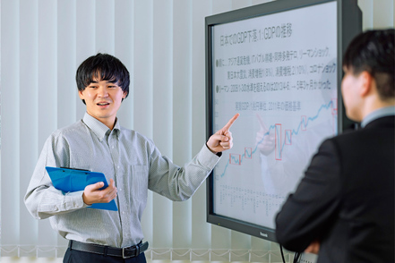 広島修道大学 金融の知識やデータ分析を学び、社会の情報を適切に取捨選択する力を身につけます
