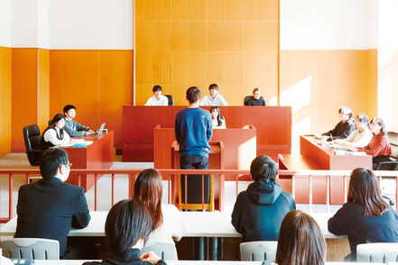 広島修道大学 7号館にある模擬法廷では、本格的な審理シミュレーションを体験できます