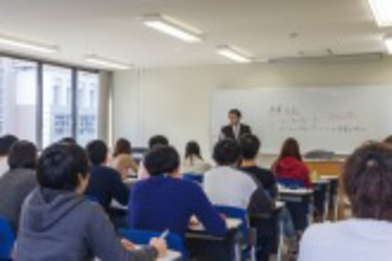 広島修道大学 起業家精神養成講座では、広島県中小企業家同友会の協力を得て「起業家精神」を考えるきっかけも提供します