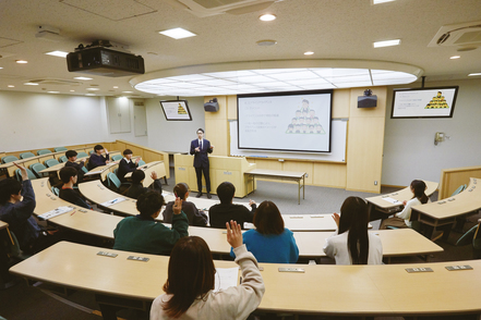 広島修道大学 マーケティング論では、商品開発、プロモーション、価格、流通などの戦略や市場調査、デジタルマーケティングなどを学びます