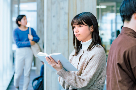 広島修道大学 人文学部の学びの中軸は「人間」と「社会」です。幅広い学問領域から人間存在の本質的な問いに挑みます
