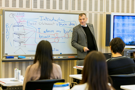 多摩大学 4年間体系化された少人数英語教育で、英語で物事を考え、議論する能力を身につけます