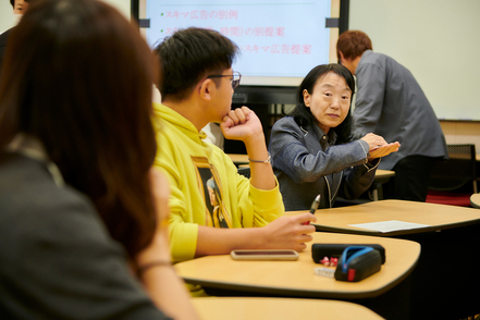 多摩大学 少人数教育だからこそ、先生との距離も学生同士の距離もとても近い環境です
