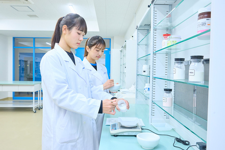国際医療福祉大学 模擬薬局室や無菌調剤実習室、物理系実習室、生物系実習室、化学系実習室など、5階建の薬学棟には充実した実習環境を整備