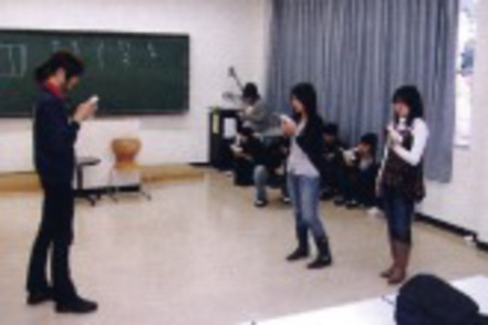 和光大学 専門科目「劇を作る」:脚本家、演出家として活躍する教員が指導し、学生が演じます