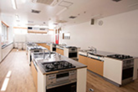 沖縄大学 調理実習室、実験室を備えた、地上4階建ての建物を2019年に新設しました。