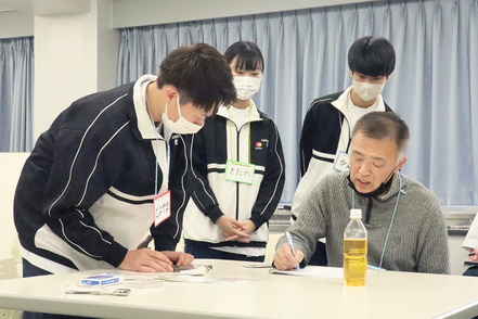 大阪保健医療大学 障がいのある方に来学して頂き、作業療法を実施する上で必要となる面接や検査を行い、作業療法支援を検討する「学内実習」