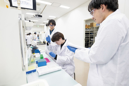 帝京科学大学 生命・健康コースではスキンケア製剤の分析など、香料と化粧品について学べる