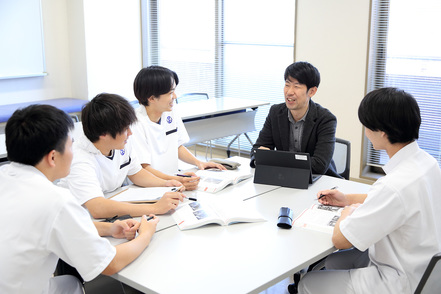 和泉大学 少人数制教育により、学生一人ひとりの教育だけでなく、大学生活を全面的にサポート！