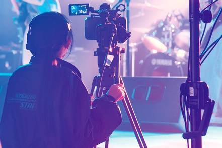 江戸川大学 学園祭では、音楽とファッションの融合を発信する「江戸川ガールズアワード」を実施し、イベントの企画運営を学びます