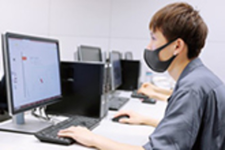 徳島文理大学 政治学・経済学・経営学・法学などの幅広い分野を学びます。図書館、メディアセンターなどの施設も活用します