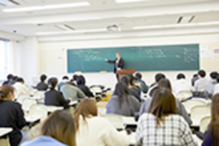 徳島文理大学 民間企業への就職をめざす「企業経営コース」と公務員をめざす「公共経営コース」があり、将来の職業に直結しています