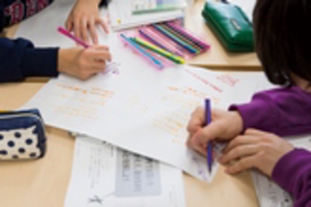 東京経済大学 少人数のグループ・ディスカッションで、自らが考えた課題への解決策を相互評価します