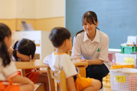 共栄大学 1年次より小学校や幼稚園の現場を体験できる授業「学校ふれあい体験」