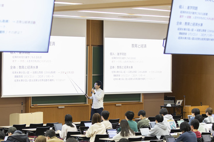 武蔵野大学 1年次から段階的に基礎から応用へと学修を積み重ね、社会問題を深く理解します。