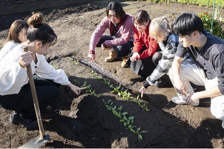 武蔵野大学 武蔵野大学のキャンパスだけでなく、自然、地域、企業、世界、&ldquo;地球ぜんぶ&rdquo;をつかってウェルビーイングを学びます。