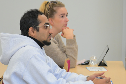 武蔵野大学 グローバルビジネス学科の“公用語”は英語。さまざまな言語が飛び交う環境で世界各国から集まった留学生とともに学びます。