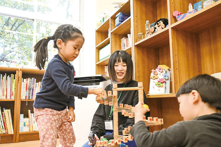 武蔵野大学 附属幼稚園や附属有明こども園があるため1年次から子どもと触れ合う機会が多くあり、実践力を養う環境が整っています。
