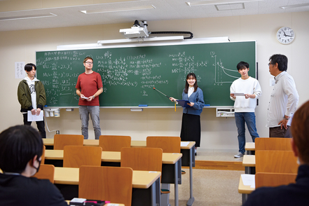 久留米大学 2年次後期からは専門ゼミに分かれ卒業まで共に学びます