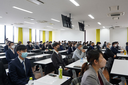 熊本学園大学 商学科:熊本県内の総合卸会社へマーケティング分析に基づく戦略や新規事業の提案を行った