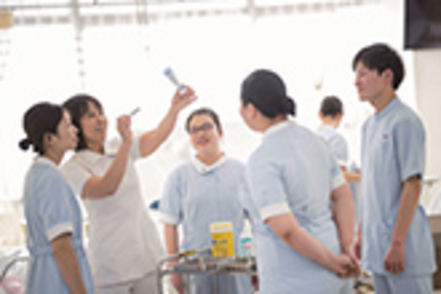 高崎健康福祉大学 2年次前期は病院での実習を控えているので、1年次に学んだ、病棟で基本となる技術の再確認を行います