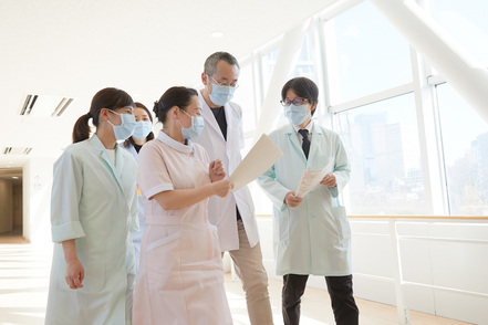 順天堂大学 他学部と連携した教育体制で、チーム医療の中での薬剤師の役割、多職種連携を学びます